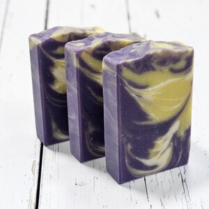 Jabón artesanal de manzanilla y lavanda, jabón de triple manteca con aceites esenciales naturales, jabón artesanal.