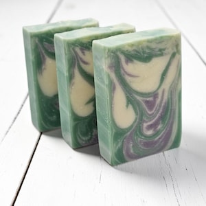 Jabón artesanal de romero y menta, aceites esenciales, jabón artesanal elaborado mediante proceso en frío.