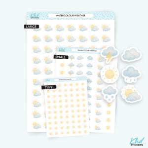 Könnte beinhalten: Wetter-Themen-Aufkleberbögen in verschiedenen Größen, beschriftet mit "Large", "Small" und "Tiny". Die Aufkleber zeigen Aquarellillustrationen von Sonnen, Wolken, Regen, Blitzen und Schneeflocken. Der Text "WATERCOLOUR WEATHER" ist oben aufgedruckt.