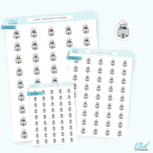 Op de afbeelding: Stickervellen met een cartoon van een persoon die tv kijkt op een computer. De stickers zijn verkrijgbaar in grote, kleine en kleine formaten. De persoon draagt een bril en heeft grijs haar. De stickers hebben de tekst "LEONA - WATCHING TV STICKERS" en "Khd STICKERS".