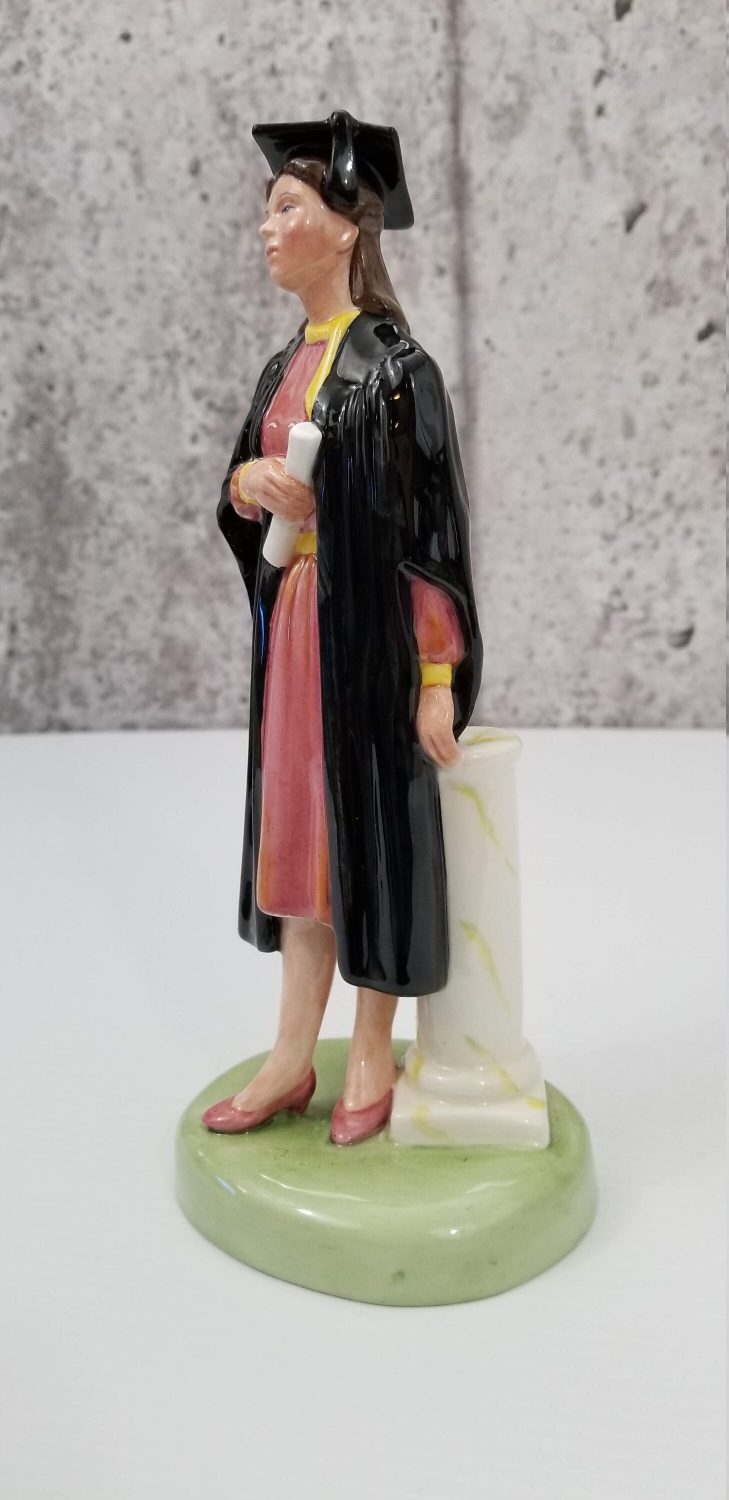 ROYAL DOULTON The Graduate HN3016, Female, Grad Gown & Hat, Degree