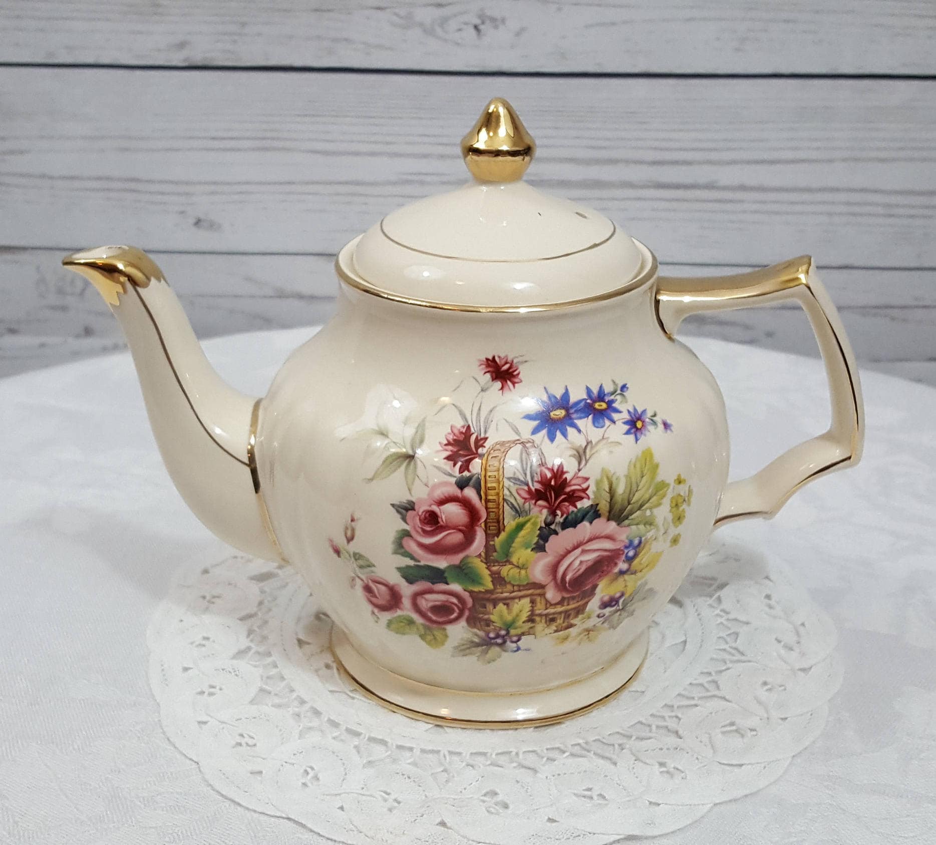 Vintage Sadler Teapot Pink Rose Bouquet in a Basket Gold Gilding Vintage Sadler Teapot Pink Rose Bouquet in a Basket Gold Gilding