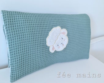 Matelas à langer bébé nomade avec une poche et un lange en éponge de bambou et nid d'abeille vert  "Petit mouton" Fabrication française .