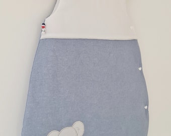 Gigoteuse bébé artisanale française 0-6 mois labelisée Oeko-Tex de couleur bleue jean orné de son koala  portant fièrement son joli cœur