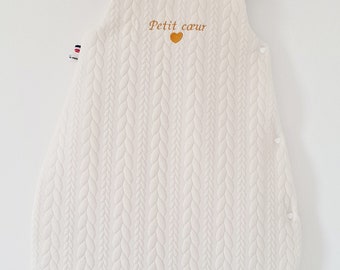 Gigoteuse bébé mixte 0-6 mois artisanale française en maille torsadée écrue brodée "Petit coeur " et doublée en coton Oeko-Tex.