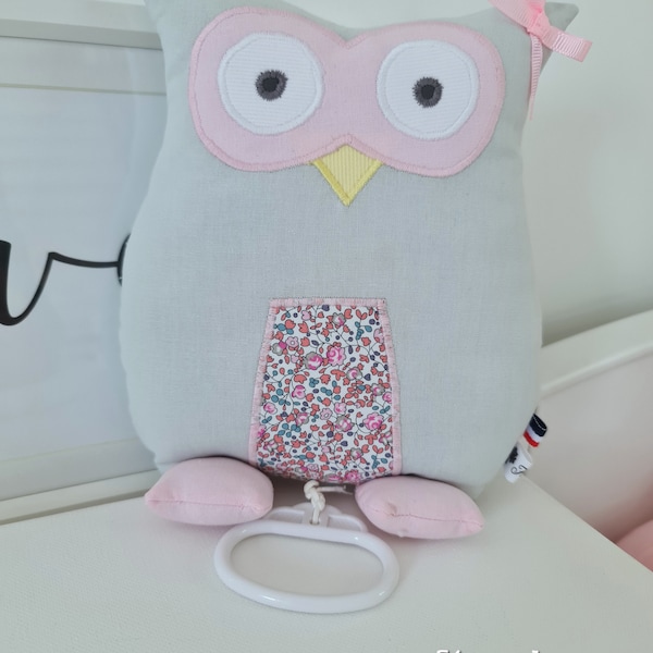 Hibou musical pour bébé : une chouette compagnie pour des nuits douces. Accompagnez le sommeil de votre enfant avec notre doudou Musical.