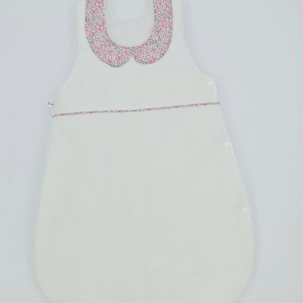 Gigoteuse artisanale bébé fille 0-6 mois en piqué de coton et Liberty of London Éloïse délicat,avec son col claudine, labelisé Oeko-Tex