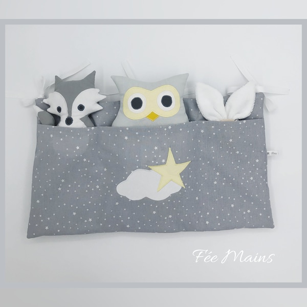 Range doudou ou pochette de lit bébé en coton gris imprimé étoiles blanches