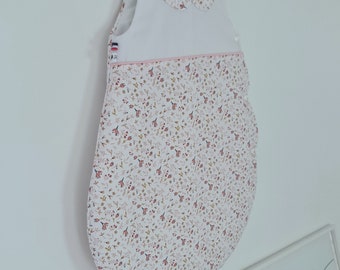 Gigoteuse bébé fille artisanale française taille 0-6 mois en coton fleuri Oeko-Tex et son col Claudine assorti.