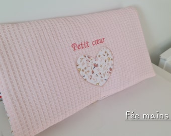 Matelas à langer bébé nomade avec une poche et un lange en éponge de bambou et nid d'abeille rose thème "Petit cœur" Fabrication française .