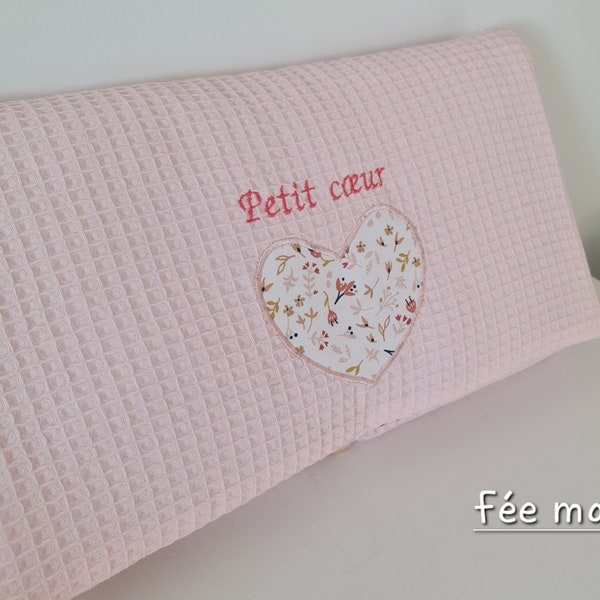 Matelas à langer bébé nomade avec une poche et un lange en éponge de bambou et nid d'abeille rose thème "Petit cœur" Fabrication française .