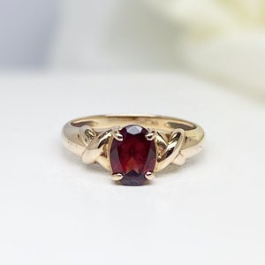 Vintage 9ct Yellow Gold Detailed Garnet Solitaire - Size N