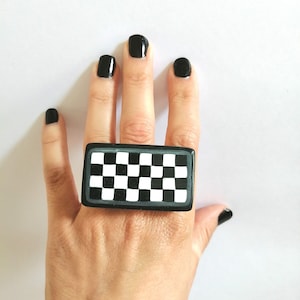 Chunky checker ring Geometrische verklaring minimalistische bar ring Handgemaakte zwart wit ruit ring Ongebruikelijke grote festival sieraden ring voor vrouwen