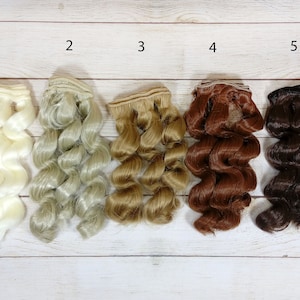 Puede incluir: Cinco extensiones de pelo ondulado de diferentes colores para mu&ntilde;ecas. Los colores son blanco, rubio claro, rubio, marr&oacute;n y marr&oacute;n oscuro. Las extensiones est&aacute;n sujetas a un clip.