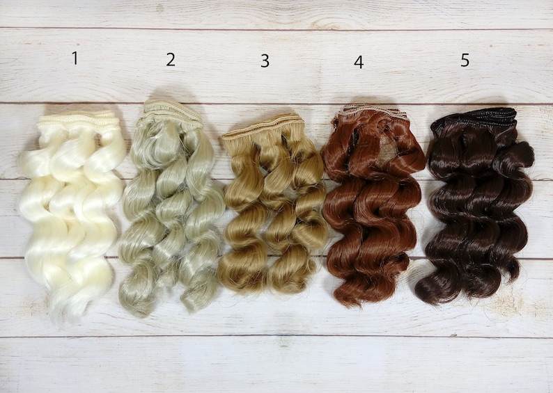 Puede incluir: Cinco extensiones de pelo ondulado de diferentes colores para mu&ntilde;ecas. Los colores son blanco, rubio claro, rubio, marr&oacute;n y marr&oacute;n oscuro. Las extensiones est&aacute;n sujetas a un clip.
