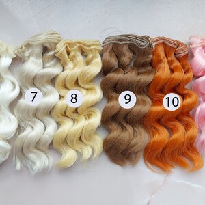 Puede incluir: Seis mechones de pelo de mu&ntilde;eca en varios colores, incluyendo blanco, rubio, marr&oacute;n, naranja y rosa. Los mechones son ondulados y tienen un dise&ntilde;o de clip. Los mechones est&aacute;n numerados del 6 al 11.