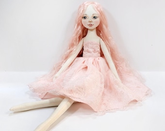 Muñeca de tela decorativa de 18" hecha a mano con cabello largo rosa