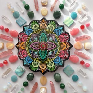 Arte della griglia di cristalli dei chakra: Mandala di cristalli curativi incorniciati