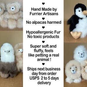 Op de afbeelding: Een verzameling pluche dieren gemaakt van hypoallergene vacht. De speelgoeddieren zijn ontworpen om eruit te zien als een pingu&iuml;n, een leeuw en een alpaca. De tekst "Hand Made by Furrier Artisans" en "No alpacas harmed" is zichtbaar op de afbeelding.