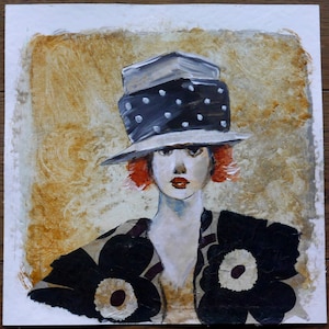 Quadro femminile, cappello nero, pois bianchi, vestito a fiori, capelli rossi, giallo, nero, su carta, passe-partout nero di Beate Frieling