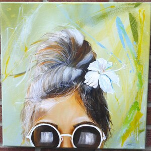 Pu&ograve; includere: Un dipinto di una donna con capelli lunghi e ondulati che indossa occhiali da sole. Ha un fiore bianco nei capelli. Lo sfondo &egrave; un design astratto verde chiaro e giallo.