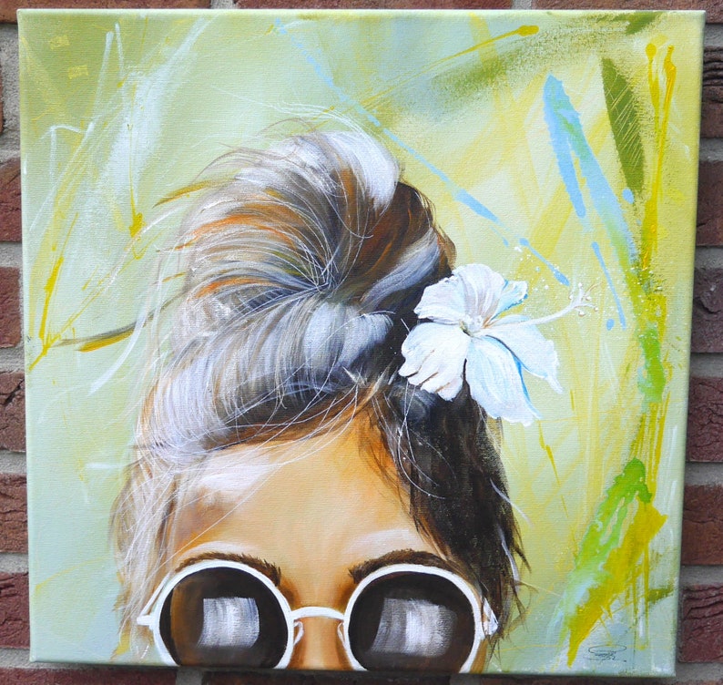 Pu&ograve; includere: Un dipinto di una donna con capelli lunghi e ondulati che indossa occhiali da sole. Ha un fiore bianco nei capelli. Lo sfondo &egrave; un design astratto verde chiaro e giallo.