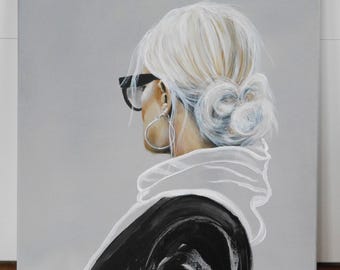 Cuadro de mujer, retrato de una mujer moderna, gafas de sol, sudadera con capucha, blanco y negro, rubia, moño, alto contraste de Beate Frieling