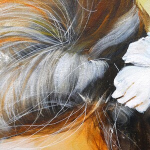 Pu&ograve; includere: Primo piano dei capelli di una donna raccolti in uno chignon con un fiore bianco dietro l'orecchio. I capelli sono dipinti con una miscela di tonalit&agrave; marroni, bianche e arancioni, creando un aspetto morbido e testurizzato.