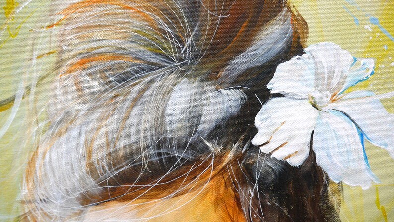Pu&ograve; includere: Primo piano dei capelli di una donna raccolti in uno chignon con un fiore bianco dietro l'orecchio. I capelli sono dipinti con una miscela di tonalit&agrave; marroni, bianche e arancioni, creando un aspetto morbido e testurizzato.
