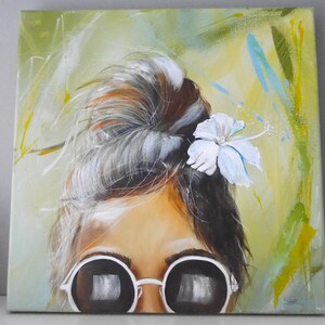 Pu&ograve; includere: Un dipinto di una donna con i capelli raccolti in uno chignon. Indossa occhiali da sole e un fiore bianco &egrave; infilato dietro l'orecchio. Lo sfondo &egrave; un design astratto verde chiaro e giallo.