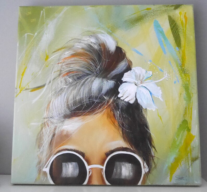 Pu&ograve; includere: Un dipinto di una donna con i capelli raccolti in uno chignon. Indossa occhiali da sole e un fiore bianco &egrave; infilato dietro l'orecchio. Lo sfondo &egrave; un design astratto verde chiaro e giallo.