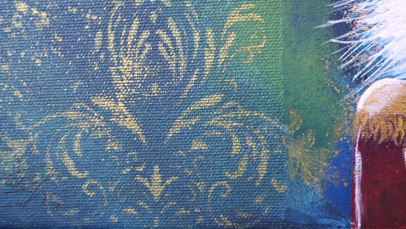 K&ouml;nnte beinhalten: Nahaufnahme eines abstrakten Gem&auml;ldes mit strukturierter Leinwand. Das Kunstwerk zeigt einen tiefblauen Hintergrund mit goldenen floralen Mustern. Ein Abschnitt in Gr&uuml;n und Blau ist sichtbar, zusammen mit einer Figur mit wei&szlig;en und goldenen Details.