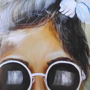 Pu&ograve; includere: Un dipinto di un viso di donna con un fiore bianco nei capelli. Indossa occhiali da sole rotondi bianchi con lenti nere. Lo sfondo &egrave; un dipinto astratto sfocato di verde, giallo e blu.