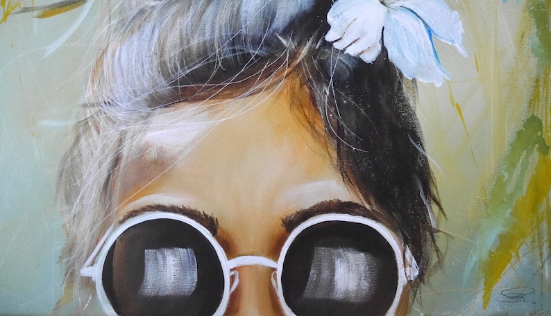 Pu&ograve; includere: Un dipinto di un viso di donna con un fiore bianco nei capelli. Indossa occhiali da sole rotondi bianchi con lenti nere. Lo sfondo &egrave; un dipinto astratto sfocato di verde, giallo e blu.