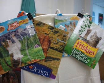 sacolas de compras feitas com sacos de ração reciclados
