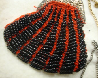 sac à main perlé de poupée