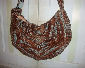 Bolsa de malha azul e marrom