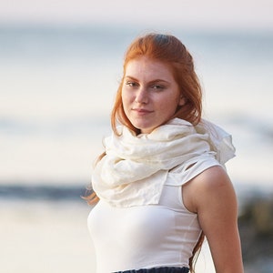 Bufanda de lino blanca, chal de verano de lino, bufanda infinita, bufanda de lino para mujer, regalo para ella, lino puro, ropa bohemia, lino natural