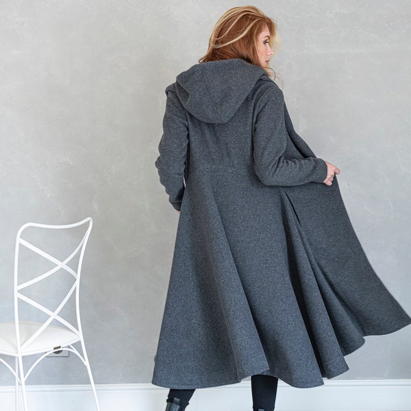 Cappotto in lana merino da donna: orlo asimmetrico, cappuccio oversize, abbigliamento autunno inverno