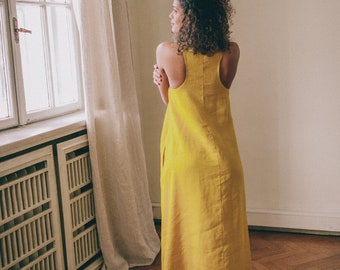 Vestido largo de lino sin mangas con bolsillos, espalda deportiva y largo maxi.