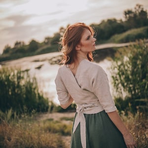 Haut réversible en lin, haut cache-cœur, chemise courte en lin, haut en lin à nouer à la taille, chemisier vintage en lin, haut en lin naturel, vêtements en lin grande taille