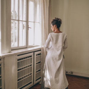 Original asymmetric linen tunic with a floor length back. Sophisticated, yet simple design with a V-collar and sleeve cuffs. The shirt is made of soft linen and pairs perfectly with a shot or long linen pant, as well as blue jeans.
