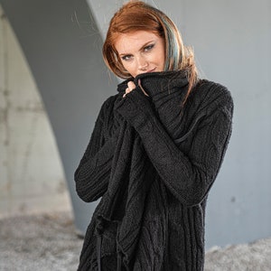 This asymmetrical knit cardigan is a piece carefully prepared from the bottom of our hearts. It is available in three colors and its high scarf collar in combination with the ties allows you to casually fasten the front.