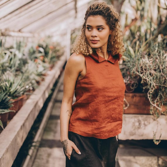 オーカーリネンのノースリーブトップス：ハイネックカウル、ボヘミアン