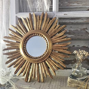 Vintage: Decoratieve oude zonnespiegel met zonnestralenmotief