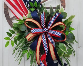 Colgante de puerta con forma de rueda de carreta patriótica, decoración americana para la puerta principal, alternativa rústica a la corona de verano.
