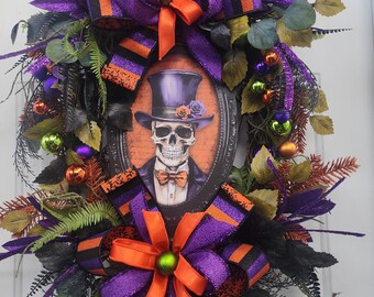 Corona de Halloween con figura de caballero esqueleto, decoración gótica para puerta en tonos morados y naranjas.