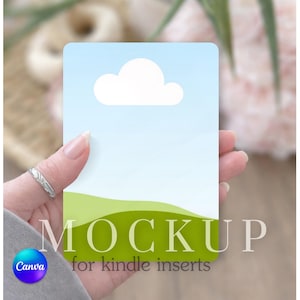 Puede incluir: Una tarjeta de maqueta rectangular con un diseño de cielo y hierba, sostenida por una mano. La tarjeta presenta una nube blanca, cielo azul y paisaje verde. El texto en la tarjeta dice "MOCKUP for kindle inserts". Un logotipo de Canva está en la esquina inferior izquierda.