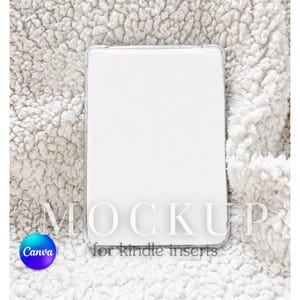 Puede incluir: Una funda transparente y rectangular para un dispositivo Kindle, con la palabra "MOCKUP" en letras mayúsculas blancas. El texto "for kindle inserts" está debajo de la palabra "MOCKUP". La funda está sobre un fondo blanco texturizado. Un logotipo de Canva azul y morado está en la esquina inferior izquierda.