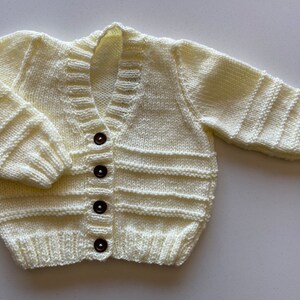 Cárdigan retro de punto a mano de 12 a 24 meses en color crema con botones marrones en contraste